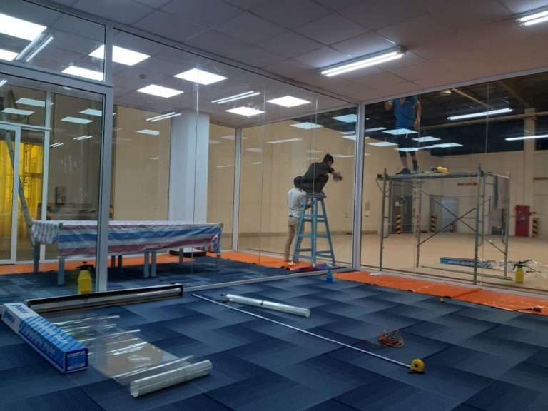 Thi công dán phim cách nhiệt bảo vệ kính